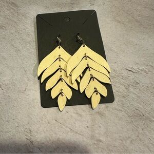 Wooden leaf earrings‎